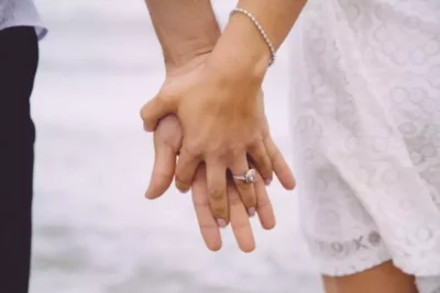 Jak wybrać doskonały pierścionek zaręczynowy?
